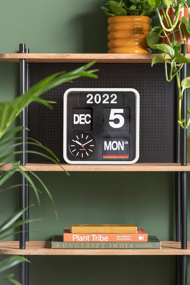 KARLSSON KA5364WH - Mini-Wanduhr mit Kalender - Fallblattanzeige - Weiss