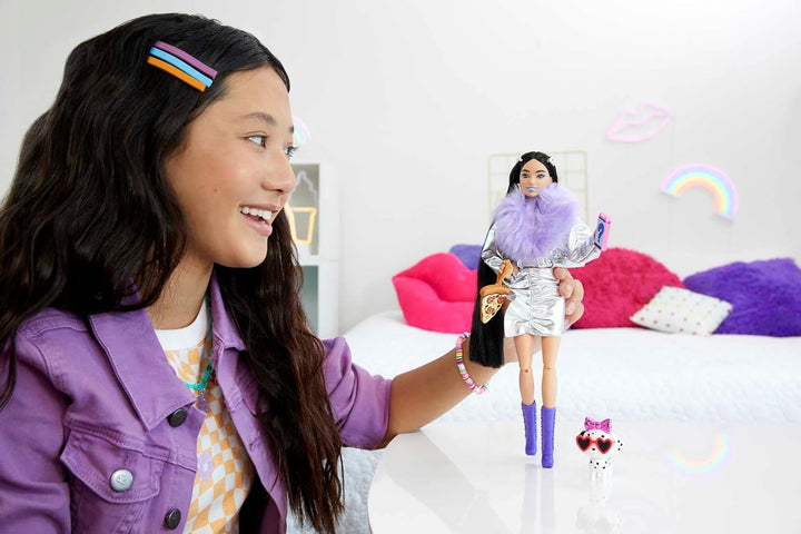 Barbie HHN07 - Extra Puppe (schwarze Haare) mit lila Flausch-Kragen und Stiefeln, enthält Haustier m