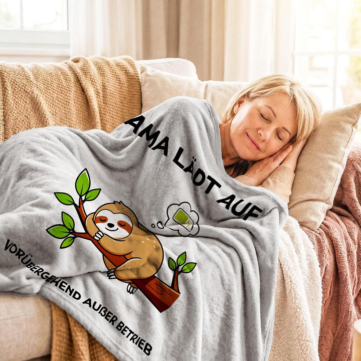 Muttertagsgeschenk Set für Mama – Kuscheldecke mit Spruch „Mama lädt auf“, Duftkerze, Socken, Grussk