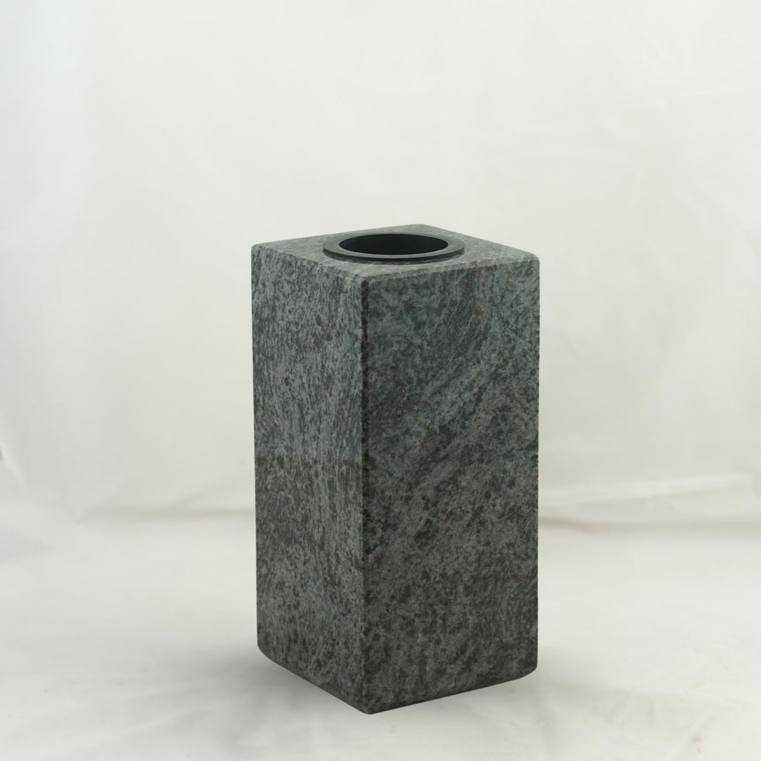 designgrab Cube-medium Designer Grabvase aus Granit Orion