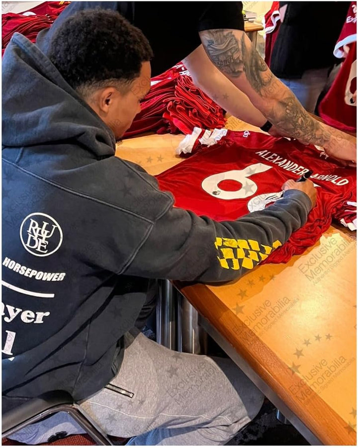 Von Trent Alexander-Arnold signiertes Liverpool-Trikot 2023-24