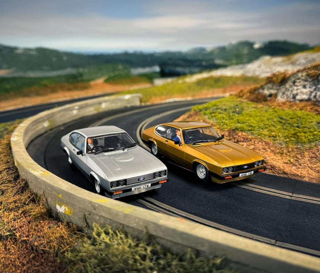 Scalextric C4642 The Professionals Capri Twin Pack Slot Car Racing, Silber/Gold